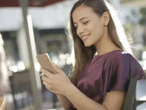 Mulher-Empresaria-Analisando-Resultados-Gerenciais-De-Sua-Empresa-ERP-Tutom-CB-Sistemas