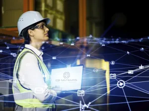 Colaborador utilizando ERP para controle de estoque, realizando conferência de mercadorias com coletor de dados em ambiente de estoque organizado.