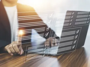 gestor analisando custos de sua empresa com um Sistema de Gestão ERP