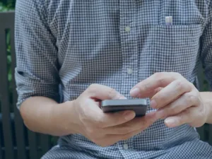 Representante comercial usando o CB Mobile para registrar pedido em visita ao cliente