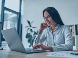 gestor avaliando opções de sistema ERP com módulos integrados