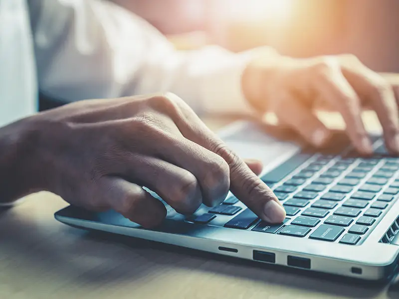 Empresário usando o ERP Tutom para emitir documentos fiscais eletrônicos