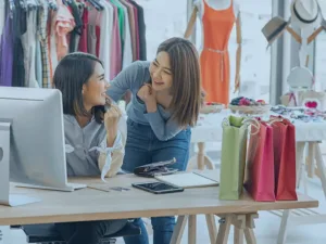 Empresária analisando planejamento financeiro de uma PME usando ERP
