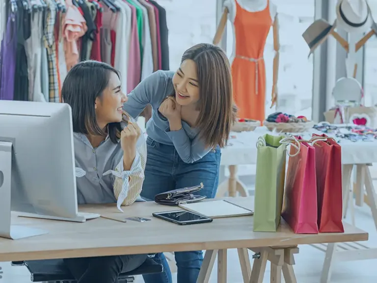 Empresária analisando planejamento financeiro de uma PME usando ERP