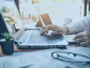 gestor analisando relatórios de ERP para tomar decisões estratégicas