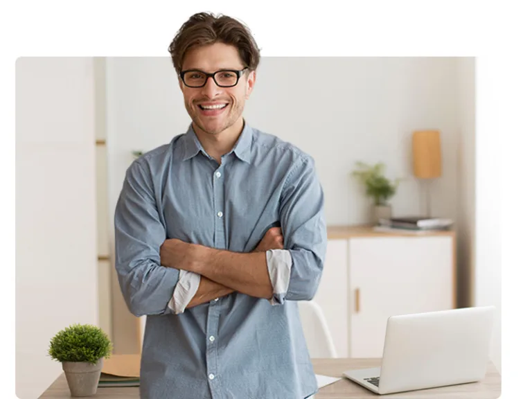 homem feliz utilizando ERP