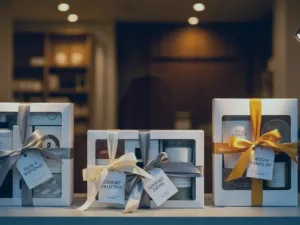 Kit de produtos para vendas no varejo expostos em vitrine