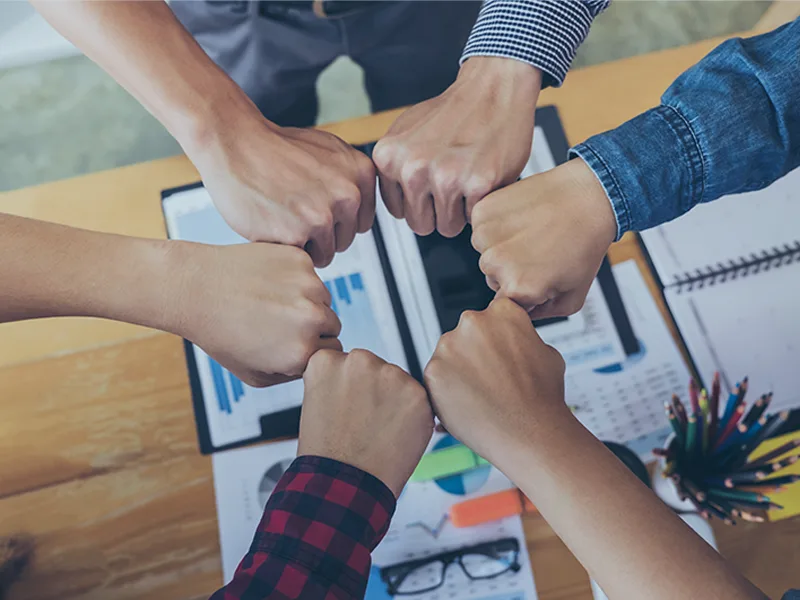 Gestor preparando empresa para implantar um ERP com equipe em ambiente corporativo