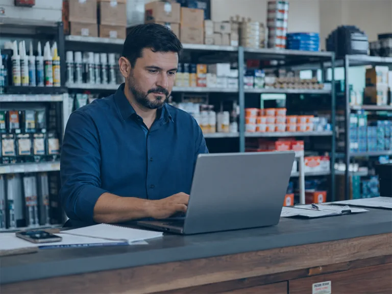Gestor analisando relatórios para montar uma loja de material de construção com apoio de sistema ERP
