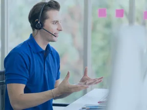 ERP com suporte humano na implantação com gestor e consultora analisando processos empresariais