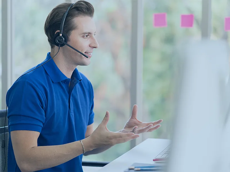 ERP com suporte humano na implantação com gestor e consultora analisando processos empresariais