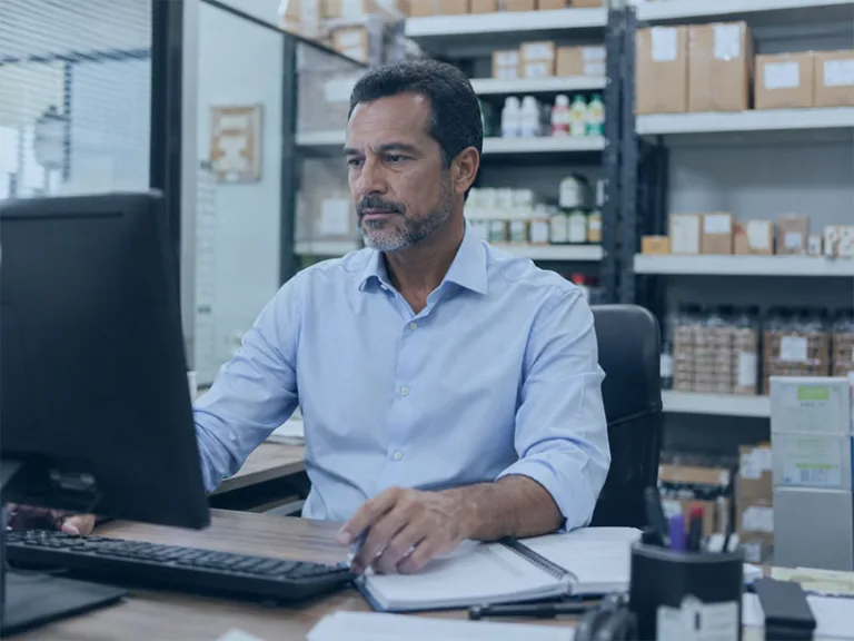 Estoque de segurança sendo analisado por gestor em empresa brasileira