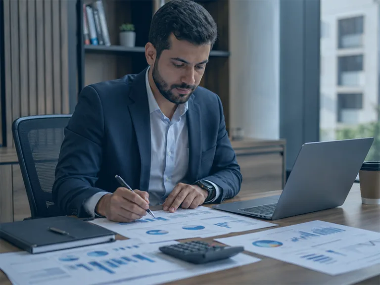 Gestor analisando relatórios de gestão financeira com ERP em ambiente corporativo