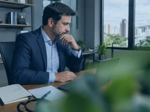 Gestor calculando o retorno de um sistema ERP em ambiente corporativo