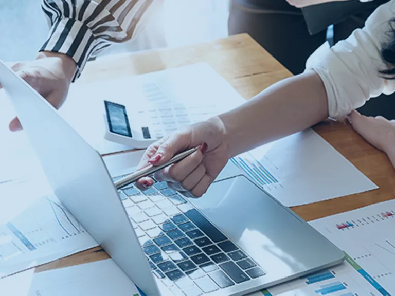 Gestor analisando módulos de um sistema ERP para integrar áreas da empresa