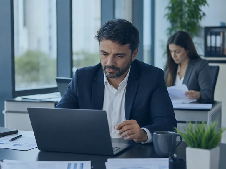 Gestor analisando organização do contas a receber com apoio de sistema ERP financeiro