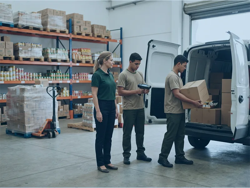Gestor acompanhando o controle de entregas em uma distribuidora de alimentos brasileira