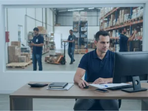 Gestor analisando a rentabilidade por cliente em uma distribuidora
