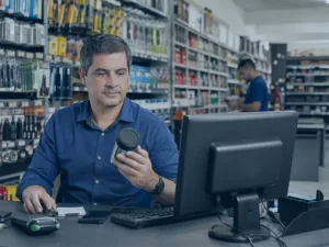 Gestor analisando como calcular preço de venda no varejo com custos e margem