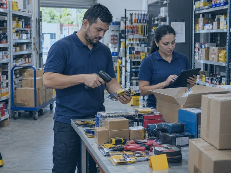 Colaboradores conferindo entrada de mercadorias em loja de ferragens