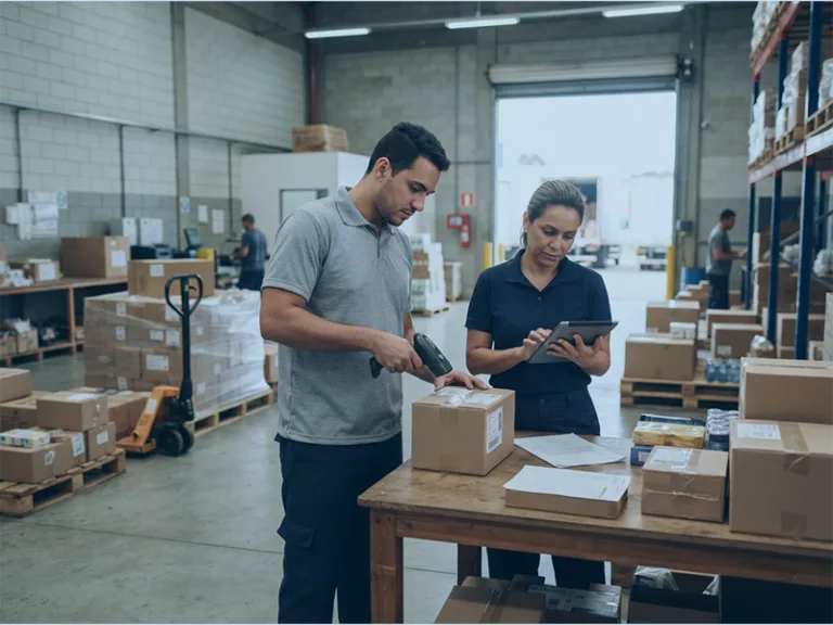 Colaboradores realizando entrada e conferência de mercadorias em uma distribuidora