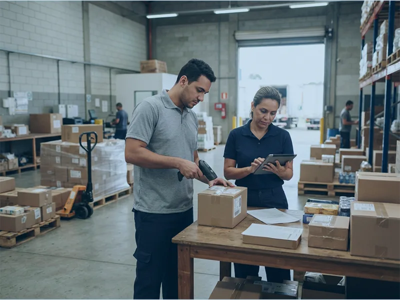 Colaboradores realizando entrada e conferência de mercadorias em uma distribuidora