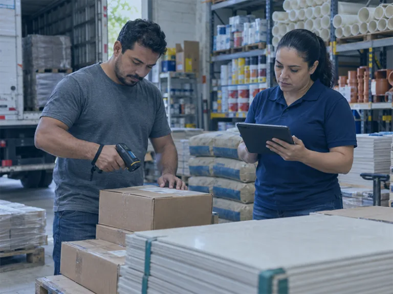 Equipe conferindo entrada de mercadorias em loja de material de construção