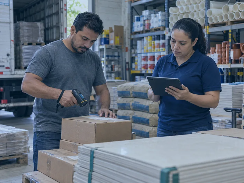 Equipe conferindo entrada de mercadorias em loja de material de construção