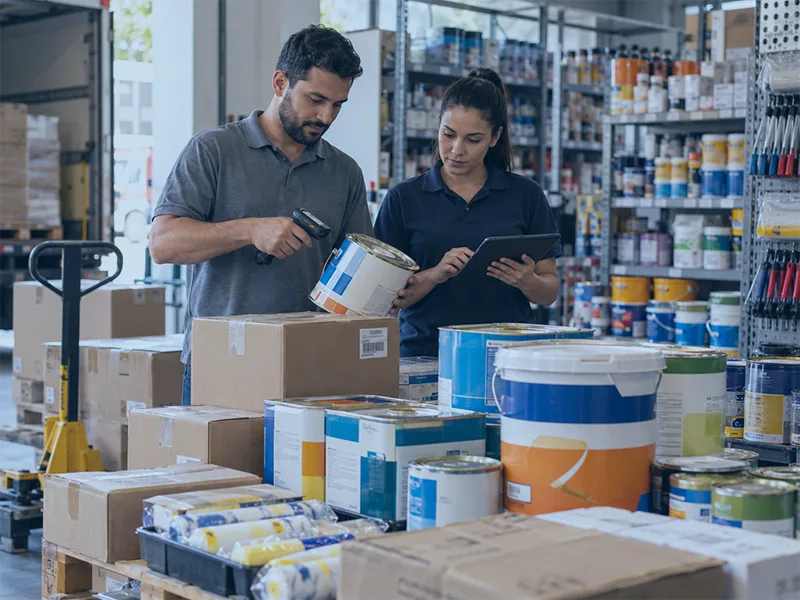 Entrada de mercadorias em loja de tintas com conferência de produtos e estoque