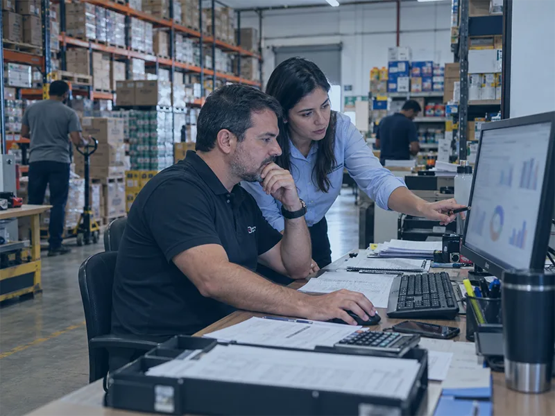 Gestor analisando limite de crédito de clientes em uma distribuidora