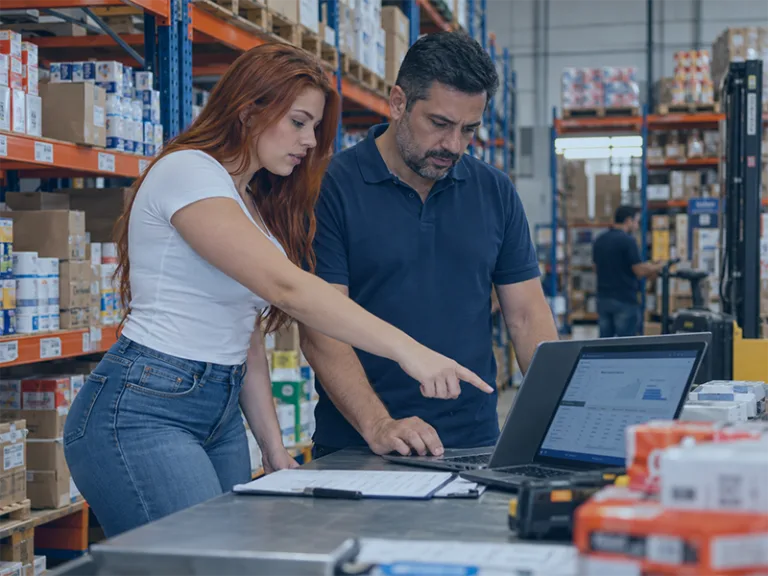 Gestor realizando planejamento de compras em distribuidora com análise de estoque e demanda